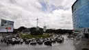 Hujan yang mengguyur Jakarta sejak Minggu (8/2) lalu, mengakibatkan tingginya genangan air di kawasan Kelapa Gading. Tampak antrian kendaraan yang terjebak banjir di kawasan tersebut, Jakarta, Selasa (10/2/2015). (Liputan6.com/Faizal Fanani)