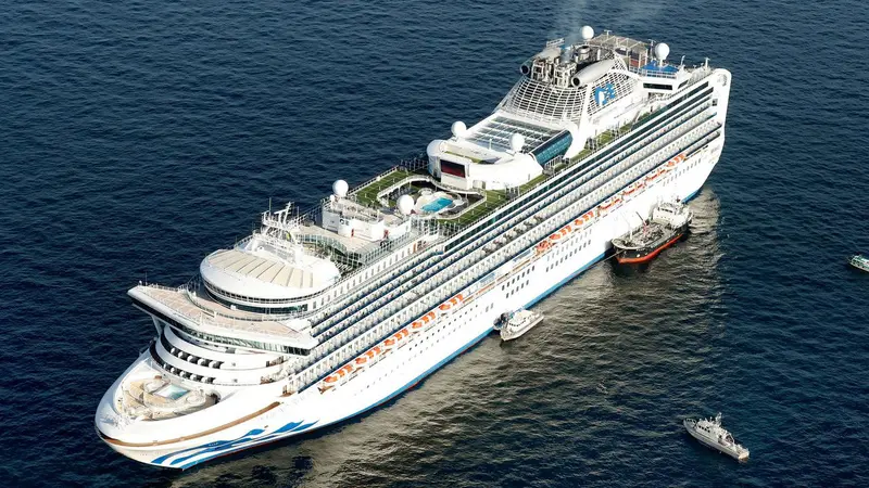 Kapal pesiar Diamond Princess berlabuh di lepas pantai Yokohama, Jepang, Rabu (5/2/2020). Kementerian Kesehatan Jepang mengonfirmasi 10 orang yang berada di kapal pesiar tersebut dinyatakan positif terinfeksi virus corona.
