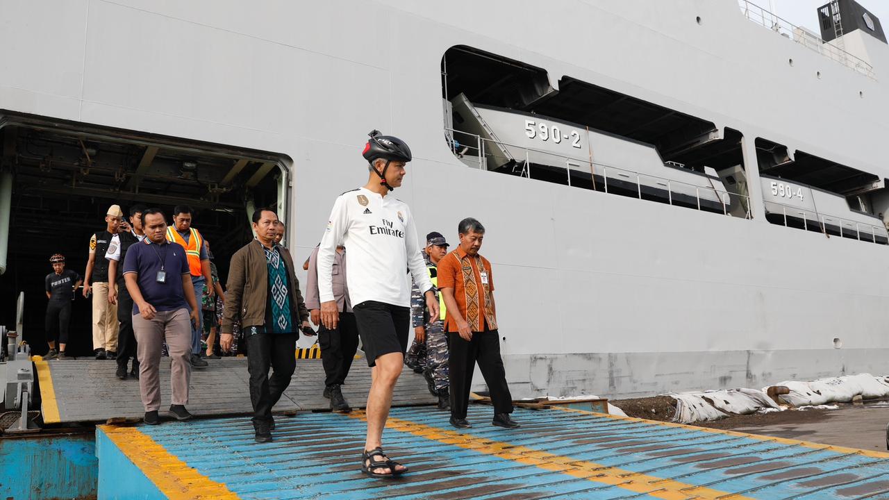Gubernur Jawa Tengah, Ganjar Pranowo saat mengecek kapal KRI Makassar milik TNI AL di Pelabuhan Tanjung Emas, Kota Semarang. (Istimewa)