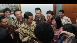 Karena masih dalam suasana lebaran, Jokowi mendapatkan ucapan selamat dari para stafnya, Jakarta, Jumat (8/8/2014) (Liputan6.com/Herman Zakharia) 