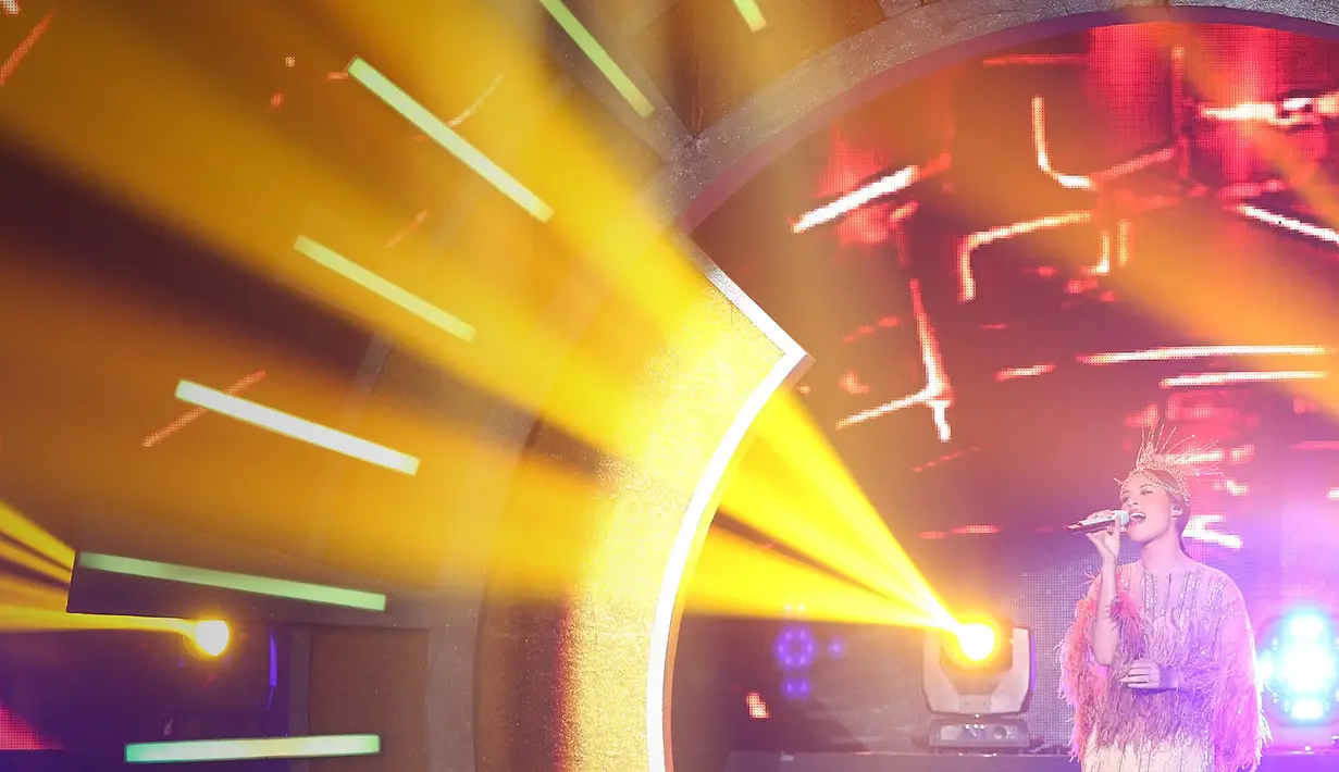 Raisa tampil cantik dalam balutan busana bernuansa keemasan. Gaunnya juga berhias bulu-bulu warna senada. Menunjang lebih baik lagi penampilannya, ia juga mengenakan mahkota. (Bambang E Ros/Bintang.com)