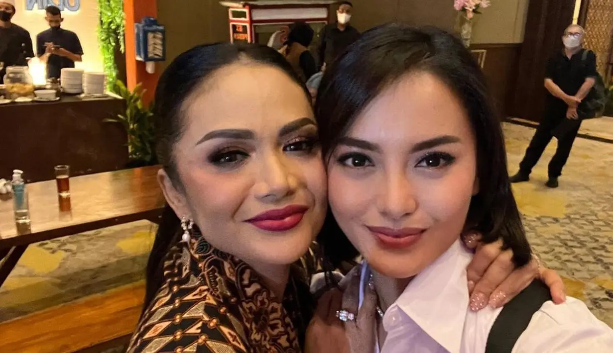 Pada acara tersebut, Ririn Ekawati berswafoto dengan 'kepala sekolah' Krisdayanti! (Instagram/ririnekawati)