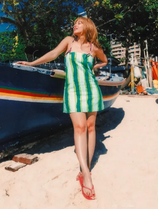 Berada di Brazil, wanita kelahiran 25 Oktober 1999 ini tak melewatkan kesempatan untuk pergi ke pantai. Unggahan Vanesha satu ini pun tak lepas dari sorotan netizen. (Liputan6.com/IG/@vaneshaass)