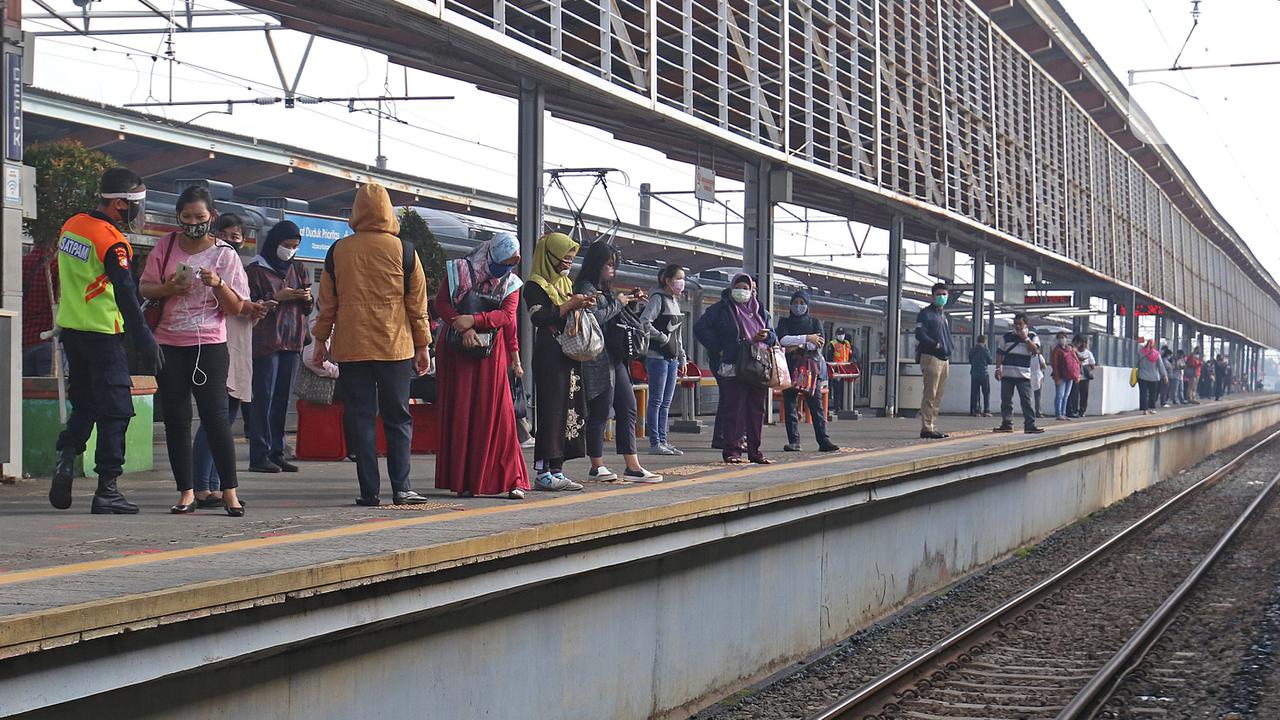 Penumpang KRL Jabodetabek Masih Ramai di Hari Pertama WFA Jelang Lebaran