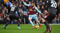 Gelandang Burnley, Johann Berg Gudmundsson saat mencoba melewati penjagaan pemain Arsenal. (Paul ELLIS / AFP )