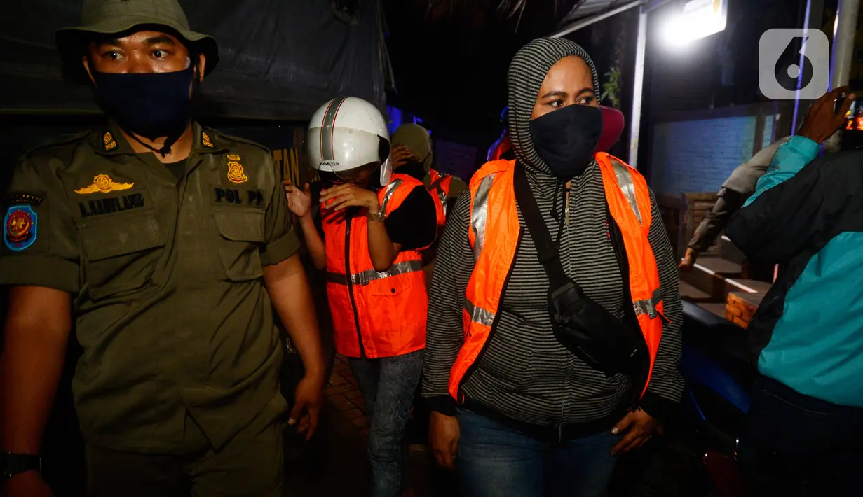 Sejumlah perempuan terjaring dalam operasi yang digelar Satpol PP Tangerang Selatan di Hotel RedDoorz, BSD, Serpong, Jumat (21/08/2020). Satpol PP mengamankan sejumlah pasangan bukan suami istri dalam sebuah operasi di hotel-hotel ketika Pemkot Tangsel memperpanjang PSBB. (merdeka.com/Dwi Narwoko)