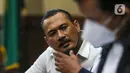 Terdakwa musisi I gede Ari Astina atau Jerinx mengikuti sidang tuntutan di PN Jakarta Pusat, Jakarta, Jumat (18/2/2022). Jerinx dituntut dua tahun penjara dan denda Rp50 juta subsider dua bulan kurungan atas kasus dugaan pengancaman kepada Adam Deni. (Liputan6.com/Herman Zakharia)