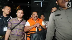 Carsa AS selaku pihak swasta penyuap Bupati Indramayu, Supendi usai menjalani pemeriksaan 1 x 24 jam pasca terjaring Operasi Tangkap Tangan (OTT) terkait suap pengaturan proyek dilingkungan Pemkab Indramayu tahun 2019 di Gedung KPK, Jakarta, Rabu (16/10/2019). (merdeka.com/Dwi Narwoko)