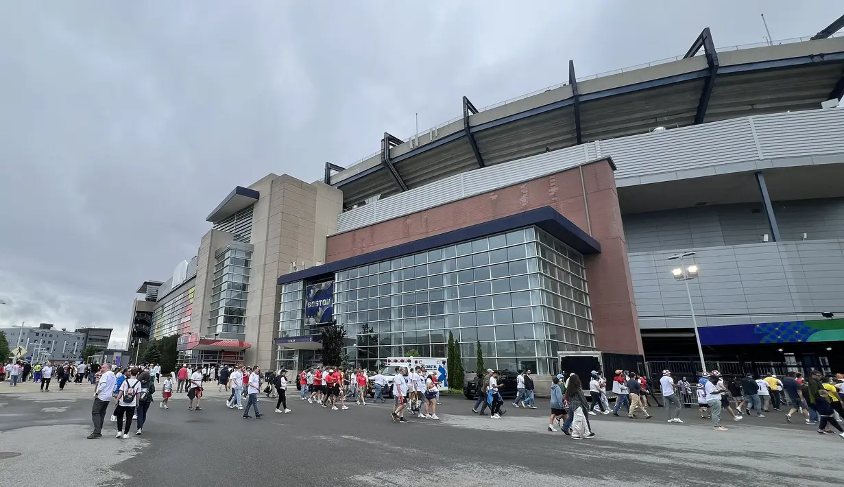 Suporter Inggris dan Ghana berjalan memasuki kawasan Gillette Stadium, Foxborough, Boston, AS, Senin (23/6/2026). Ribuan pendukung kedua tim memadati stadion untuk menyaksikan laga fase grup Piala Dunia 2026 yang mempertemukan Inggris melawan Ghana. (KLY Sports/Hery Kurniawan)