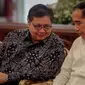 Presiden Joko Widodo berbincang dengan Menko Perekonomian Airlangga Hartarto saat rapat kerja Kementerian Perdagangan 2020 di Istana Negara, Rabu (4/3/2020). Jokowi meminta dalam raker ini dapat mempercepat prosedur-prosedur yang sebelumnya sangat lama dan berbelit-belit (Liputan6.com/Faizal Fanani)