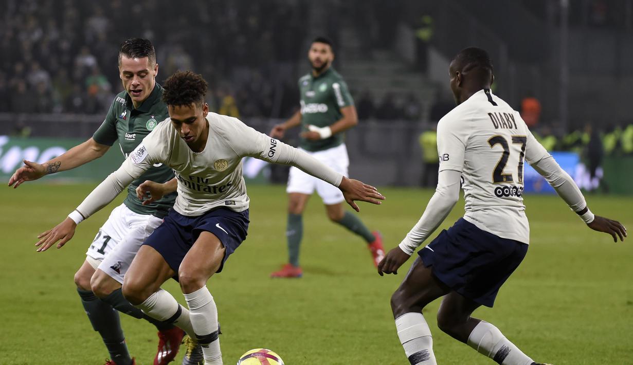 Duel antara Thilo Kehrer (PSG) dan Romain Hamouma pada laga lanjutan Ligue 1 yang berlangsung di stadion Geoffroy-Guichard, Loire, Senin (18/2). PSG menang 1-0 atas St-Etienne. (AFP/Philippe Kiasek)