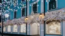 Sementara dalam butik Dior yang terletak di Stoleshnikov, Rusia, memainkan elemen dekorasi natal pada atas dinding butik. (Dok. Dior Stoleshnikov).