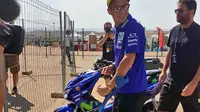 Pebalap Movistar Yamaha, Valentino Rossi, sudah tiba di Sirkuit Aragon meski masih menggunakan bantuan tongkat untuk berjalan. (dok. MotoGP)