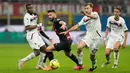 Pemain AC Milan Olivier Giroud (tengah kiri) berebut bola dengan pemain Salernitana Norbert Gyoember (tengah kanan) pada pertandingan sepak bola Serie A Liga Italia di Stadion San Siro, Milan, Italia, 13 Maret 2023. Pertandingan berakhir imbang dengan skor 1-1. (AP Photo/Luca Bruno)