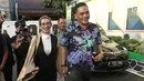 Penyanyi Reza Artamevia (kiri) saat tiba di Pengadilan Negeri Jakarta Selatan, Selasa (9/1). Reza hadir untuk menjadi saksi dari JPU dalam kasus asusila yang menjerat sang mantan guru spiritual, Gatot Brajamusti. (Liputan6.com/Herman Zakharia)