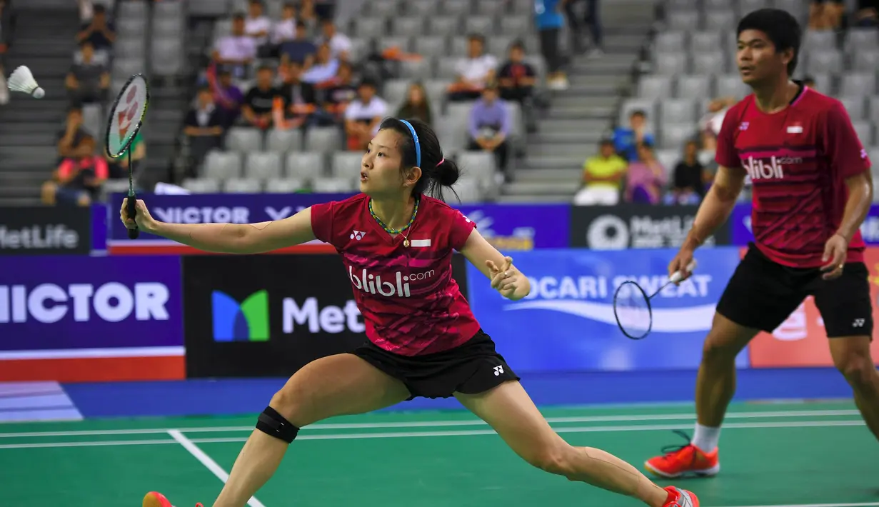 Pasangan Indonesia, Praveen Jordan/Debby Susanto, saat bertanding melawan pasangan China, Wang Yilyu/Huang Dongping pada laga Korea Terbuka 2017, Minggu (17/9/2017). Praveen/Debby menang 21-17, 21-18 atas Wang Yilyu/Huang Dongping. (AFP/Jung Yeon-Je)
