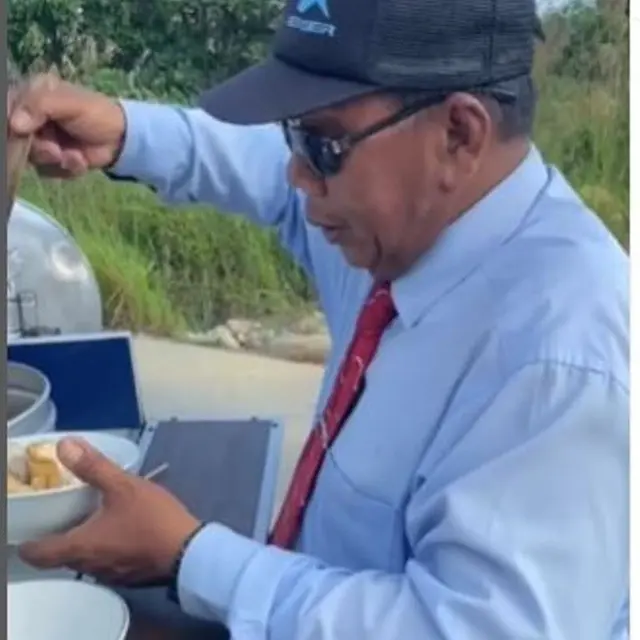 Viral Penjual Bakso Keliling di Balikpapan Tampil Necis Pakai Kemeja, Dasi dan Sepatu Pantofel