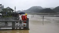 Tim penyelamat bertugas di dekat dermaga yang terendam banjir di Wilayah Tonglu, Provinsi Zhejiang, China timur (8/7/2020). Total 27.397 penduduk di wilayah itu telah dievakuasi. (Xinhua/Huang Zongzhi)
