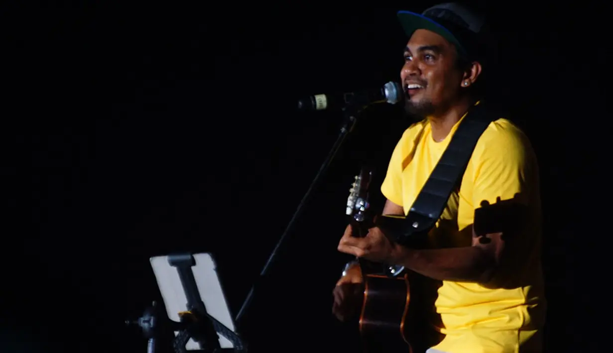 Membawakan beberapa jenis lagu di acara Java Jazz festival 2017, Glenn bernyanyi di BNI Stage Hall,di JIExpo Kemayoran, Jakarta Utara, Minggu (5/3). Ia tampil dengan setelan jas berwarna biru dan topi andalannya. (Syaiful Bahri/Bintang.com)