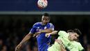 Pemain Chelsea, John Obi Mikel (kiri), duel dengan pemain Manchester City, Manuel Garcia Alonso, dalam laga putaran kelima Piala FA di Stadion Stamford Bridge, London, Minggu (21/2/2016) malam WIB. (AFP/Adrian Dennis)