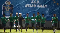Para pemain Timnas Indonesia berlari saat latihan di Padang Kelab Aman, Kuala Lumpur, Rabu (16/8/2017). Indonesia akan menghadapi Filipina pada laga kedua Grup B SEA Games 2017. (Bola.com/Vitalis Yogi Trisna)