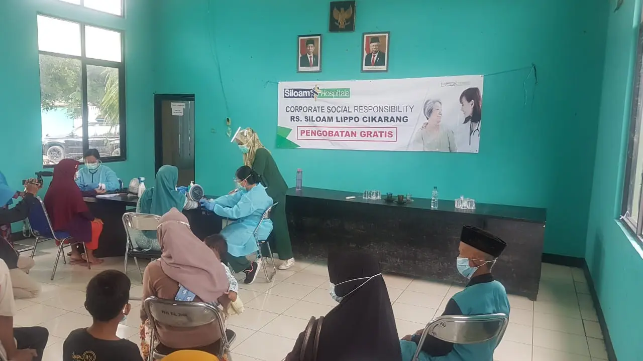 Pengobatan gratis Siloam di Muara Gembong