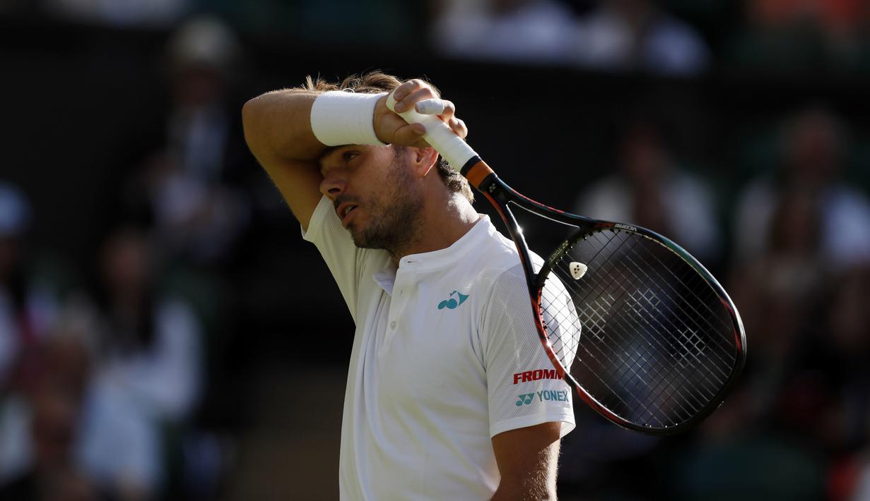 Petenis unggulan kelima asal Swis, Stan Wawrinka angkat kaki dari ajang Wimbledon 2017 setelah kalah dari petenis Rusia, Daniil Medvedev di  Wimbledon Tennis Championships 2017, London, (3/7/2017). Stan kalah 4-6, 6-3, 4-6, 1-6. (AP/Kirsty Wigglesworth)