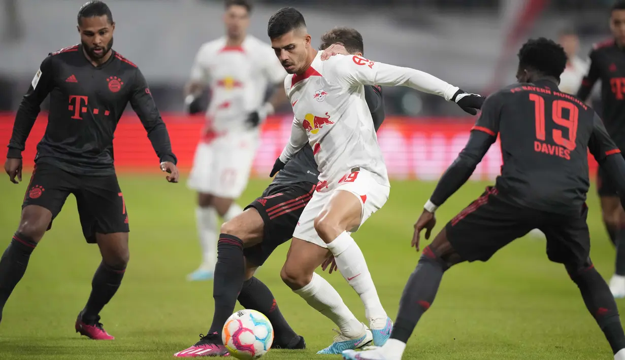Penyerang RB Leipzig Andre Silva mengontrol bola dibayangi pemain Bayern Munchen  pada laga pekan ke-16 Bundesliga Jerman 2022-2023 di Red Bull Arena, Sabtu (21/1/2023) dini hari WIB.  RB Leipzig berhasil tahan imbang Bayern Munchen dengan skor 1-1. (AP Photo/Matthias Schrader)