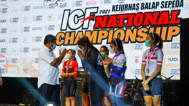 Bupati Garut Rudy Gunawan mengaluhkan medali bagi para juara kejurnas balap sepeda ICF-Championship ISSI 2021.