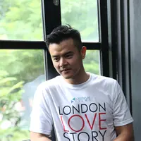 "Semuanya gue excited, ini pengalaman pertama merasakan musim autumn di sana. Pohon-pohon di sana juga lagi bagus-bagusnya," ungkap Dion. (Andy Masela/Bintang.com)