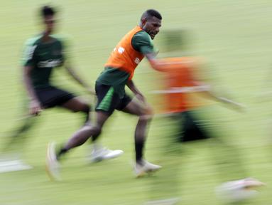 Pemain Timnas Indonesia U-22, Marinus Wanewar, mengejar bola saat latihan di Stadion Madya Senayan, Jakarta, Kamis (24/1). Latihan ini merupakan persiapan jelang Piala AFF U-22. (Bola.com/Yoppy Renato)