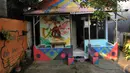 Kondisi rumah warga di Kampung Bekelir, Jalan Perintis Kemerdekaan, Kota Tangerang, Banten, Selasa (17/4). Jumlah mural/grafiti di kampung ini sekarang mencapai 1.121 gambar. (Merdeka.com/Arie Basuki)