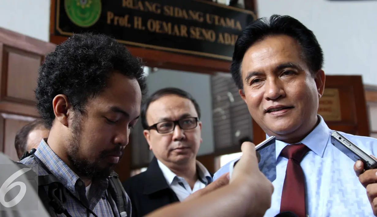 Yusril Ihza Mahendra memberikan keterangan pers usai menghadiri sidang pra peradilan Dahlan Iskan, Jakarta, Selasa (28/7/2015). Yusril mengatakan, dalil yang dipakai Kejati tidak beralasan dan tidak berdasar hukum yang berlaku. (Liputan6.com/Helmi Afandi)
