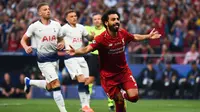 Penyerang Liverpool, Mohamed Salah melakukan selebrasi usai mencetak gol ke gawang Tottenham Hotspur, pada final Liga Champions 2018-2019, Minggu (2/6/2019).  (AFP / Gabriel Bouys)