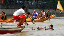 Acara yang dilaksanakan setiap tahun ini merupakan sebuah tradisi umat Tiongkok sebagai bentuk penghormatan kepada Perdana Menteri China, Khut Gwan (Qu Yuan) yang bunuh diri untuk negara, Senin (2/6/14). (Liputan6.com/Faisal R Syam)