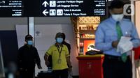 Calon penumpang pesawat menggunakan masker pelindung saat berada di Pintu Kedatangan Terminal 3 Ultimate Bandara Soekarno Hatta, Tangerang, Jumat (31/1/2020). Hal itu dilakukan sebagai antisipasi penularan dan penyebaran virus corona (2019-nCov). (Liputan6.com/Johan Tallo)
