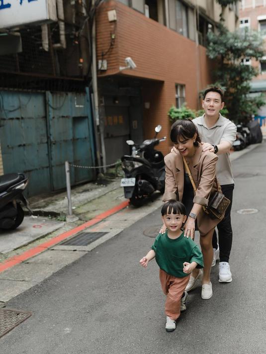 Dalam unggahan Instagramnya, kebersamaan keluarga ini terlihat sangat akrab. Potret buah hatinya yang saat ini sudah besar, kini semakin menggemaskan. Tidak sedikit netizen yang memuji sosok buah hati dari pasangan tersebut yang diberi nama Anzel Maverick Xie. (Liputan6.com/IG/@audimarissa)