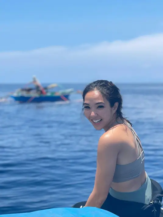 Tidak lengkap rasanya liburan di laut tanpa menyelam. Gisella Anastasia pun mencoba melakukan penyelaman. Gisel pun mengenakan setelan bralette di balik baju menyelamnya. Brallete berwarna abu-abu ini memungkinkan Gisel tetap nyaman meski mengenakan baju diving yang super ketat.