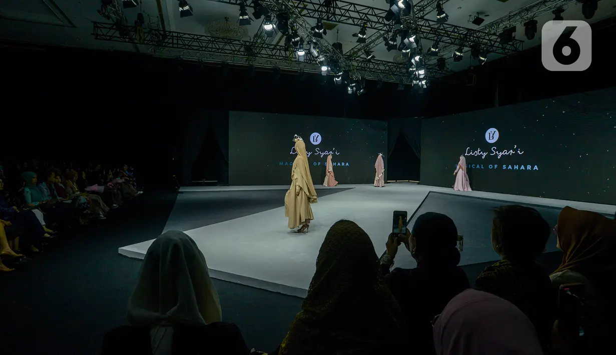 Model memeragakan busana dalam Muslim Fashion Festival (Muffest) 2020 di Jakarta Convention Center (JCC), Jakarta, Kamis (20/2/2020). Muffest 2020 ajang pameran para pelaku industri busana muslim Tanah Air. (merdeka.com/Imam Buhori)
