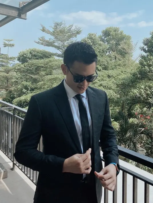 Tak hanya piawai dalam berakting, paras tampan pemilik nama lengkap Rezky Adhitya Drajatmoko ini sering mencuri perhatian. Apalagi saat mengenakan setelan jas berwarna hitam ini, Rezky terlihat makin menawan. (Liputab6.com/IG/@thereal_rezkyadhitya)