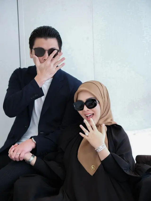 7 Potret Syahrini dan Reino Barack Rayakan Anniversary ke-5, Dapat Kado Spesial
