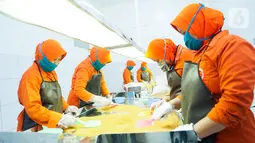 Sejumlah pekerja mengaduk gula palma di Koperasi Serba Usaha Nira Satria, Banyumas, Rabu (15/12/2021). Koperasi yang menaungi Industri Kecil Menengah produsen gula palma telah menerapkan sistem informasi terpadu berkat pendampingan Ditjen IKMA Kemenperin pada 2020. (Liputan6.com/HO/Kemenperin)