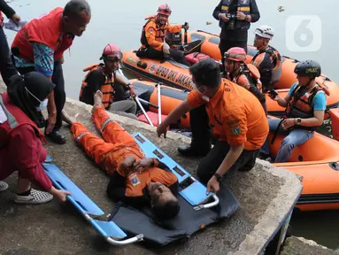 Petugas penanggulangan bencana melakukan simulasi kesiapsiagaan menghadapi musim banjir di Setu Babakan, Jakarta, Jumat (24/11/2023). (merdeka.com/Imam Buhori)