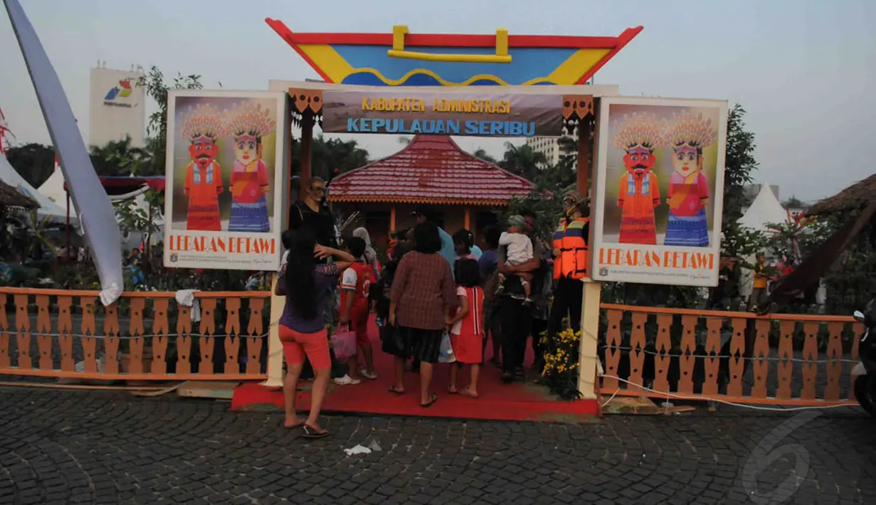 Di stan Kepulauan Seribu menempatkan manekin dengan perlengkapan menyelam di depan gerbang, Jakarta, (13/9/14). (Liputan6.com/Herman Zakharia)