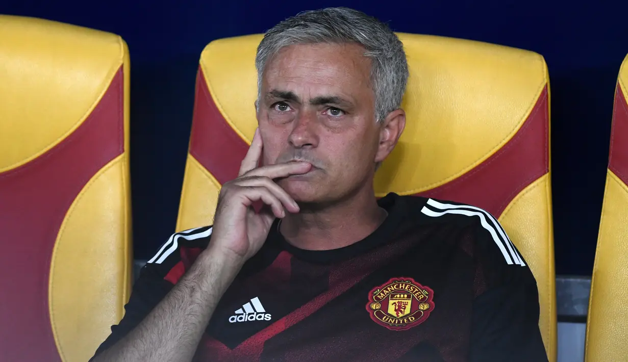 Raut kecewa pelatih Manchester United (MU), Jose Mourinho bereaksi usai tim asuhannya takluk 1-2 dari Real Madrid pada final Piala Super Eropa di Skopje, Macedonia, Selasa (8/8). MU gagal membawa pulang trofi Piala Super Eropa 2017 (Nikolay DOYCHINOV/AFP)