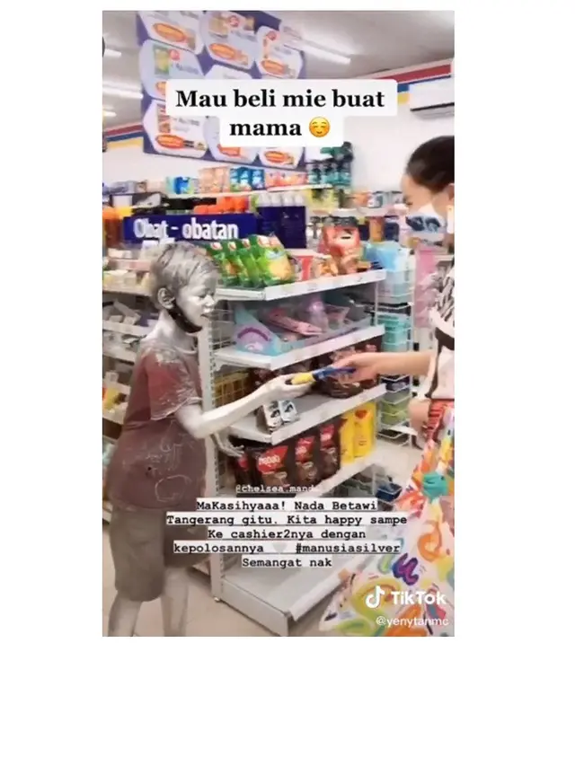 Aksi Haru Bocah Manusia Silver Ingin Belikan Ibu Mi Instan Ini Curi Perhatian