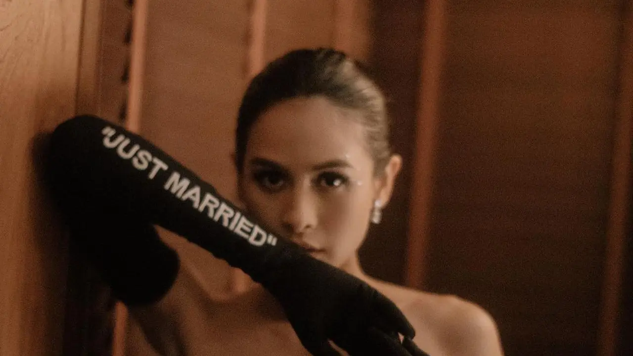 Gaun Hitam Maudy Ayunda di Resepsi Pernikahan