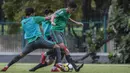 Gelandang Timnas Indonesia, Septian David, berusaha mengontrol bola saat latihan di Lapangan ABC Senayan, Jakarta, Jumat (19/1/2018). Pemusatan latihan ini dilakukan jelang Asian Games 2018. (Bola.com/Vitalis Yogi Trisna)