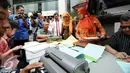 Menteri Sosial, Khofifah Indar Parawansa (berkerudung) melihat fasilitas pencetakan huruf braille di Jakarta, Senin (28/12/2015). Mensos meresmikan penggunaan sejumlah fasilitas penunjang bagi penyandang disabilitas. (Liputan6.com/Helmi Fithriansyah)