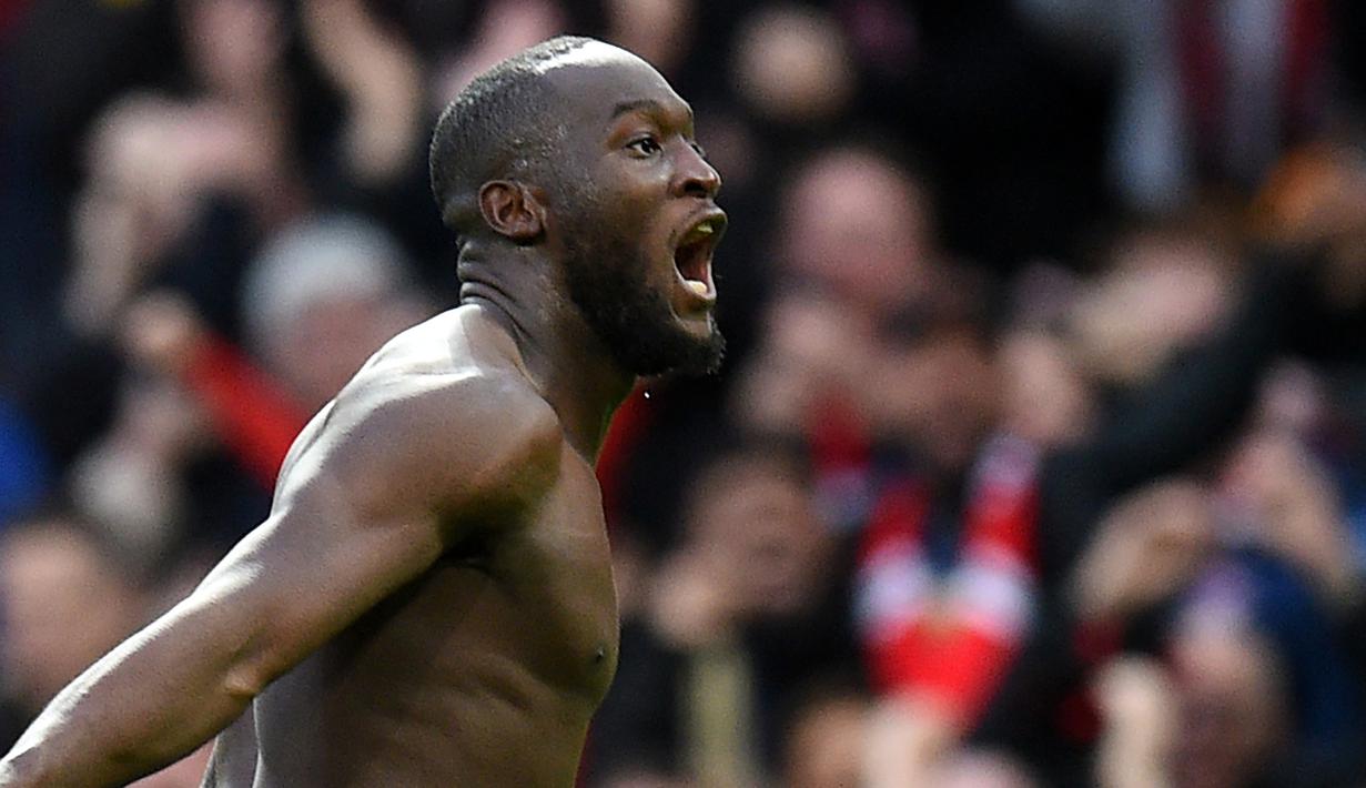 Striker Manchester United, Romelu Lukaku, merayakan gol yang dicetaknya ke gawang Southampton pada laga Premier League di Stadion Old Trafford, Manchester, Sabtu (2/3). MU menang 3-2 atas Southampton. (AFP/Oli Scarff)